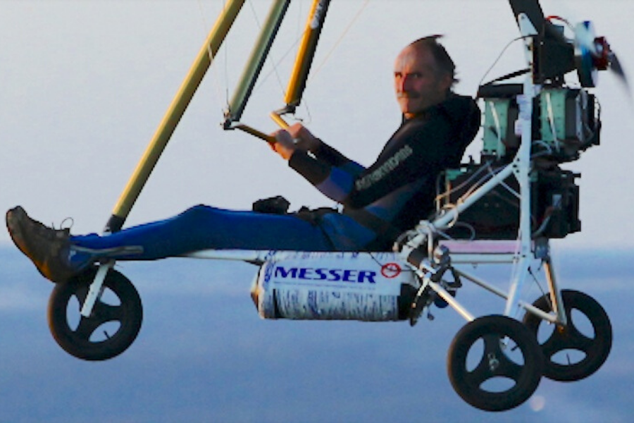 Gérard Thévenot a traversé la Manche en août 2009 avec un pendulaire électrique alimenté par une pile à hydrogène.